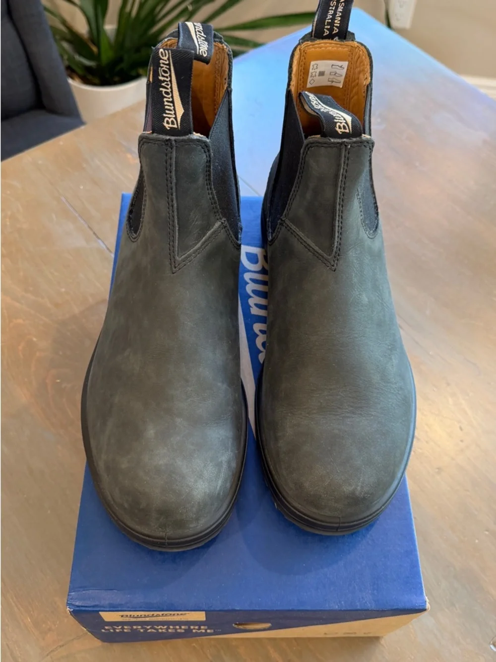 Blundstone Chelsea Boot in Charcoal Gray with Tan Pull Tabs